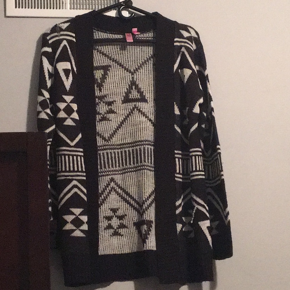 FANG Black & White Aztec Cardigan. Size: M